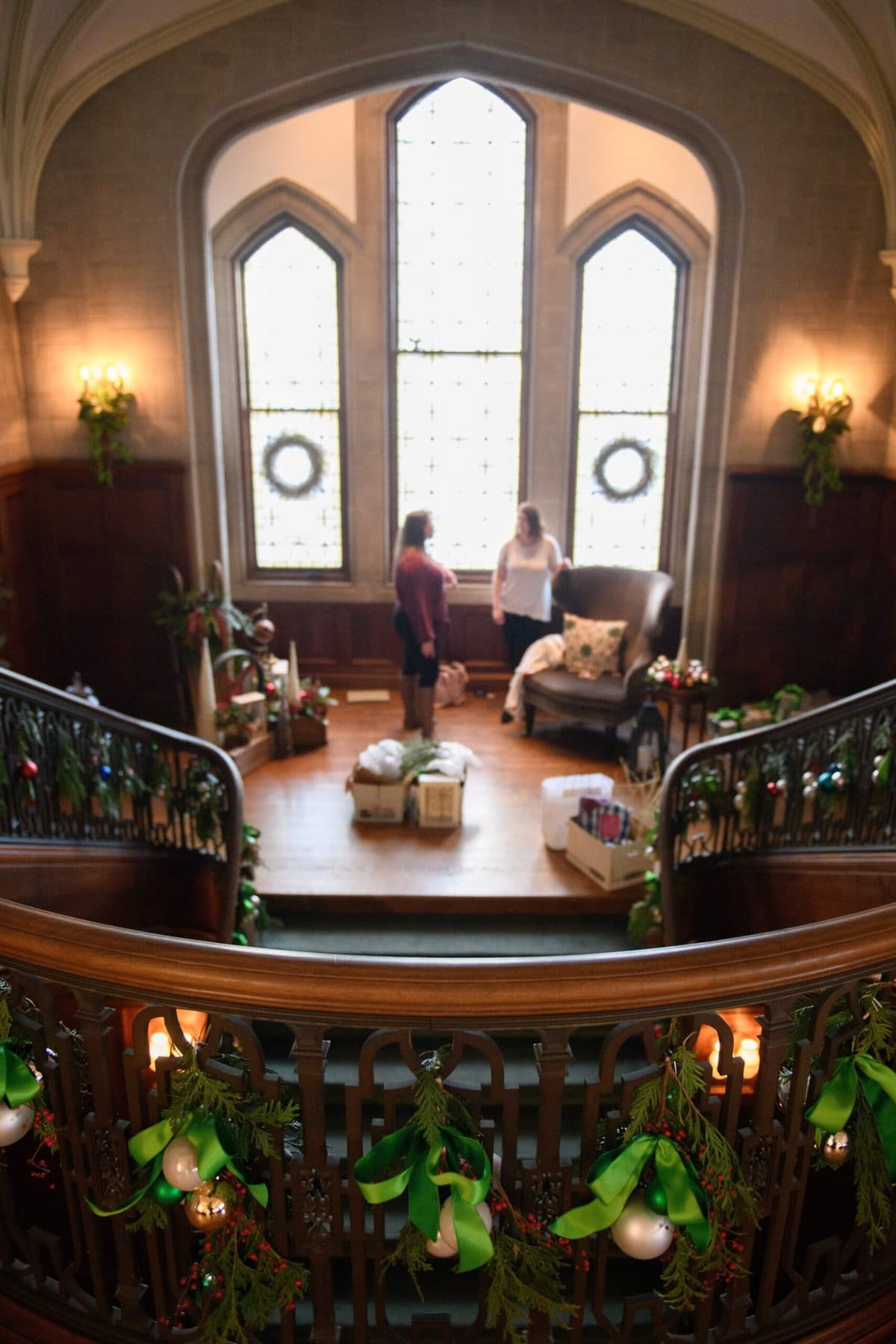 Brenau students work to decorate the grand staircase at the Callanwolde Fine Arts Center in Atlanta on Tuesday, Nov. 20, 2018. (AJ Reynolds/Brenau University)