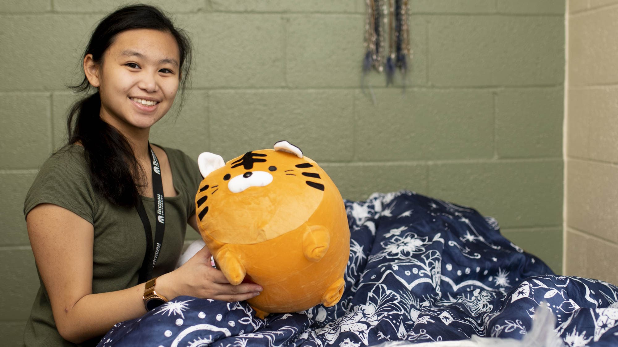 Eleanor Lee moves into her dorm room