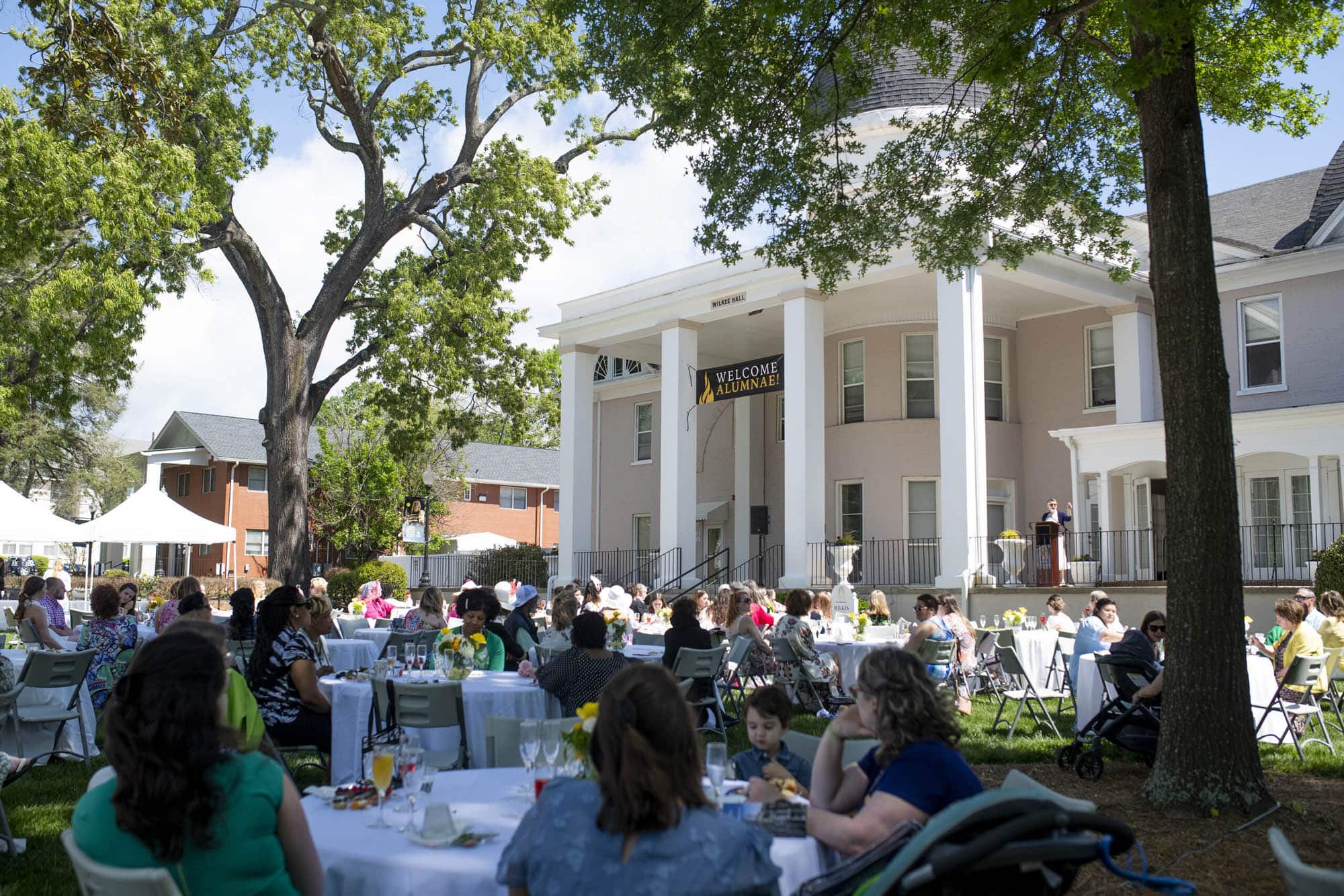 Front lawn filled with alumni