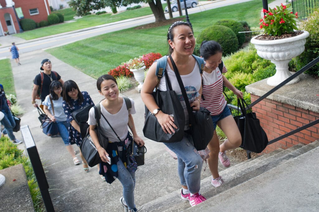 Students arrive from Anhui University