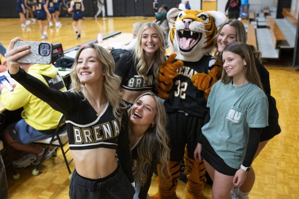 Cheerleaders and student pose with HJ