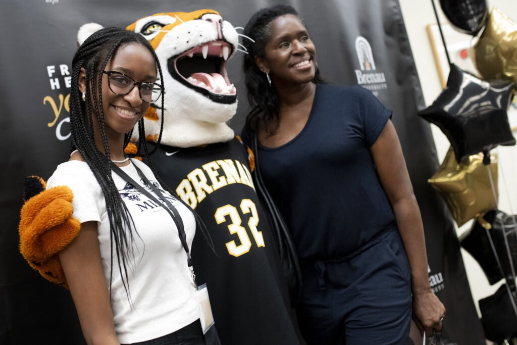 An incoming student and her mother pose with HJ the Tiger