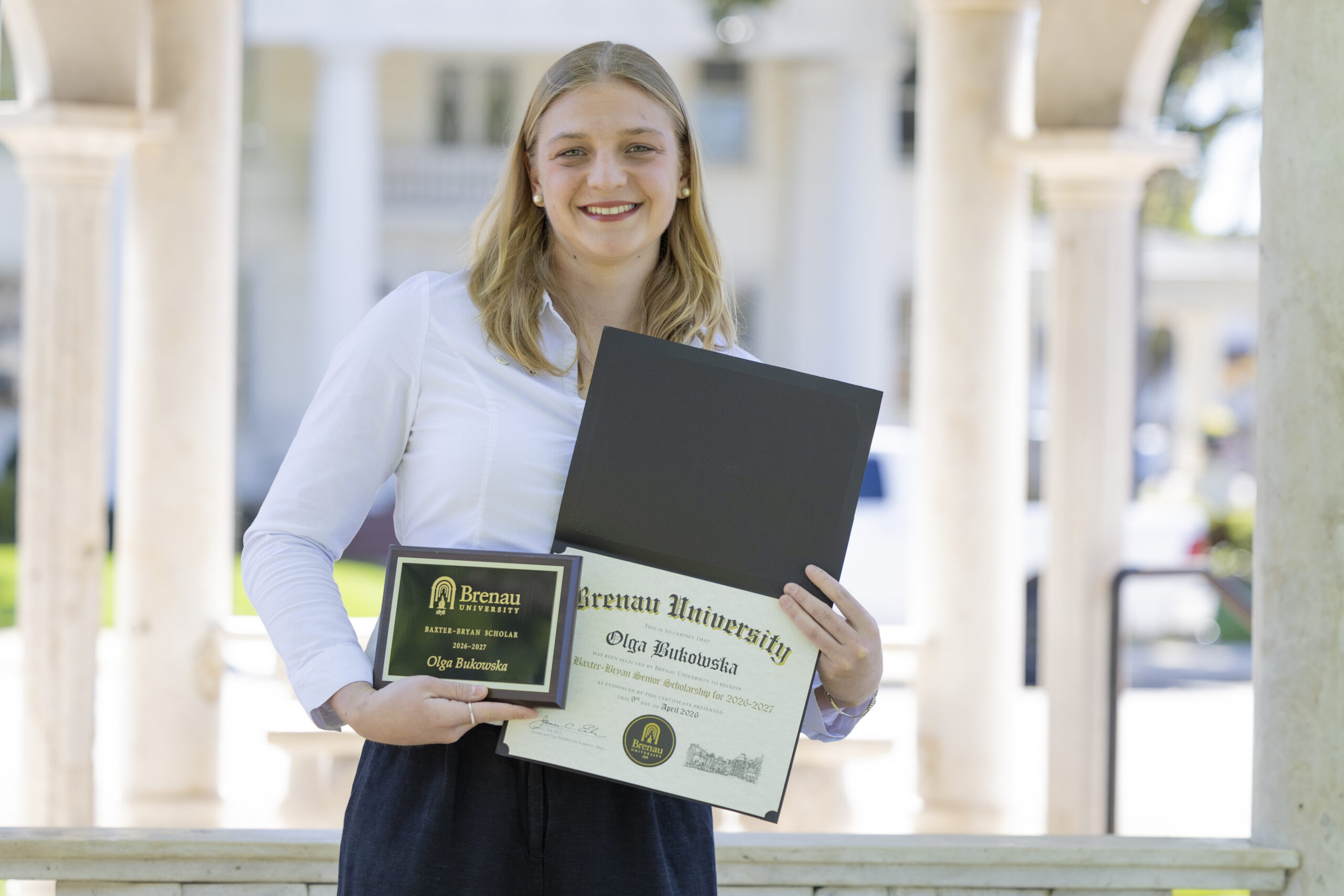 Olga Bukowska holds her Baxter Bryan Award